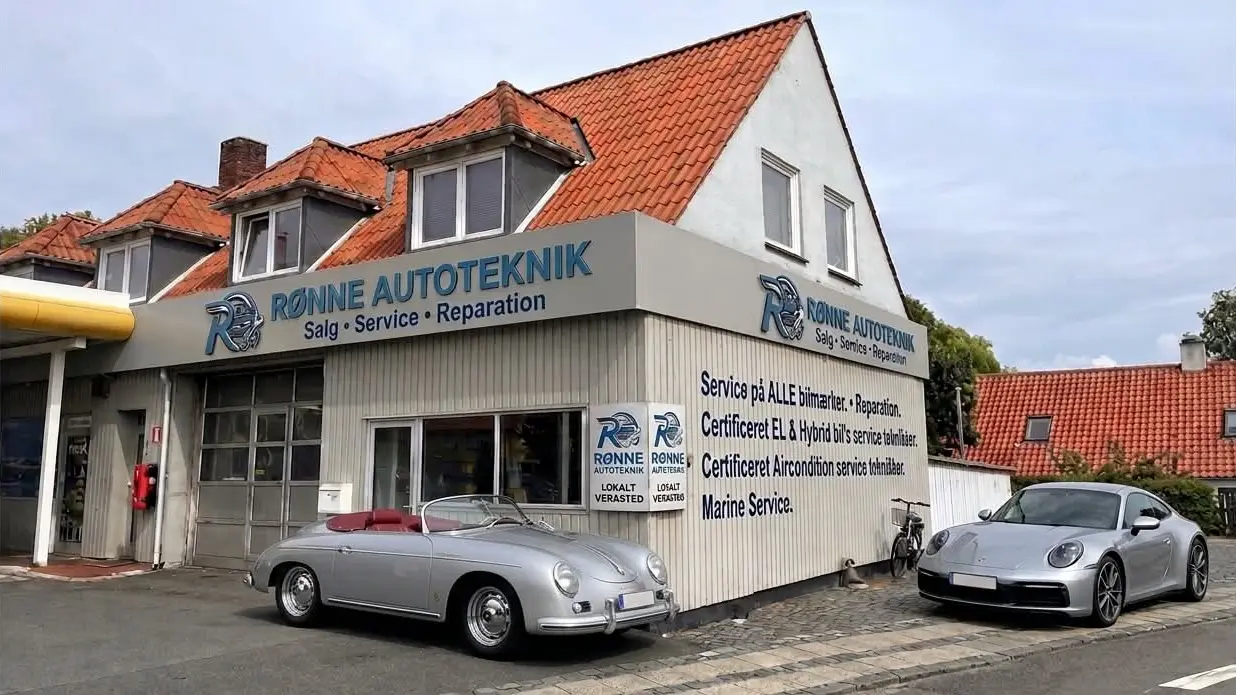 Rønne Autotekniks facade set fra gaden i Rønne