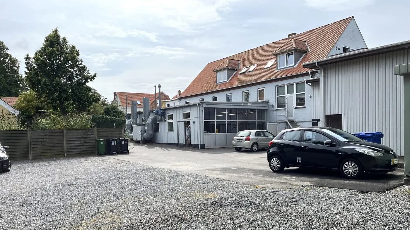 Udenomsareal med plads til kundeparkering