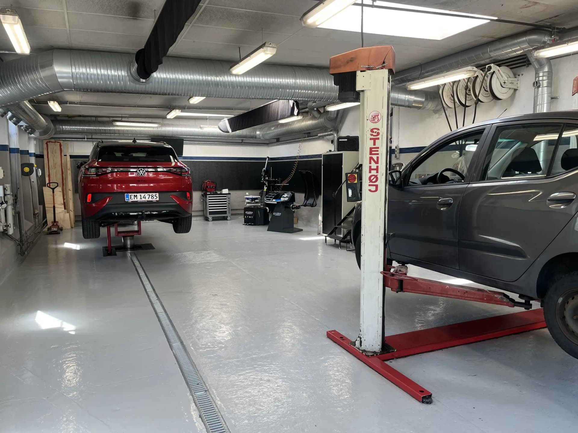 Rønne Autotekniks nyrenoverede værksted med to lifte, værktøjsvogne og ny belysning